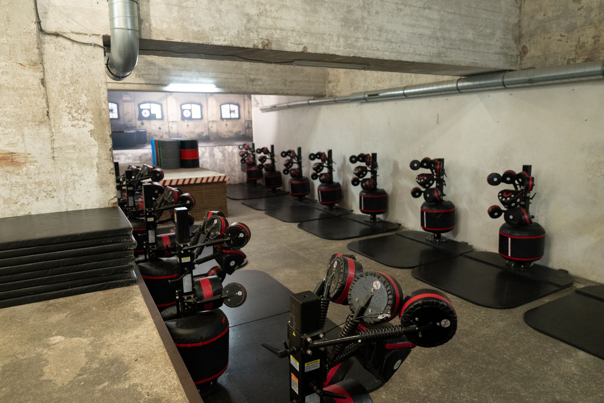 Een kamer met veel fitnessapparatuur erin