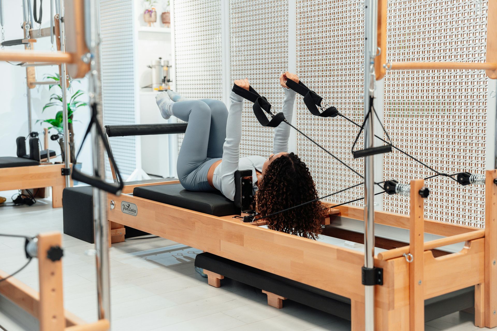 Een groep vrouwen doet yoga in een sportschool.