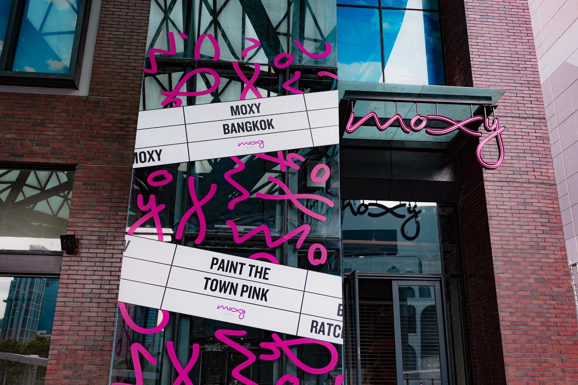 A building with graffiti on it that says paint the town pink