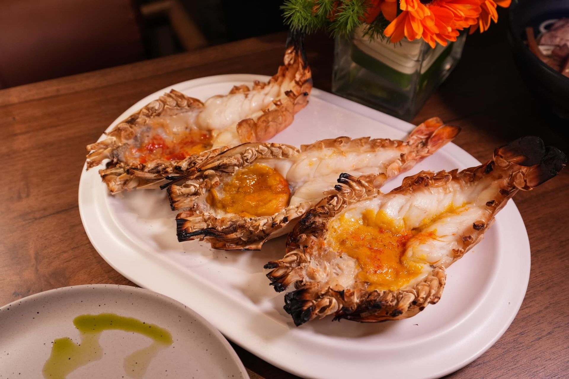 Grilled shrimp on a wooden table. กุ้งแม่น้ำเผา