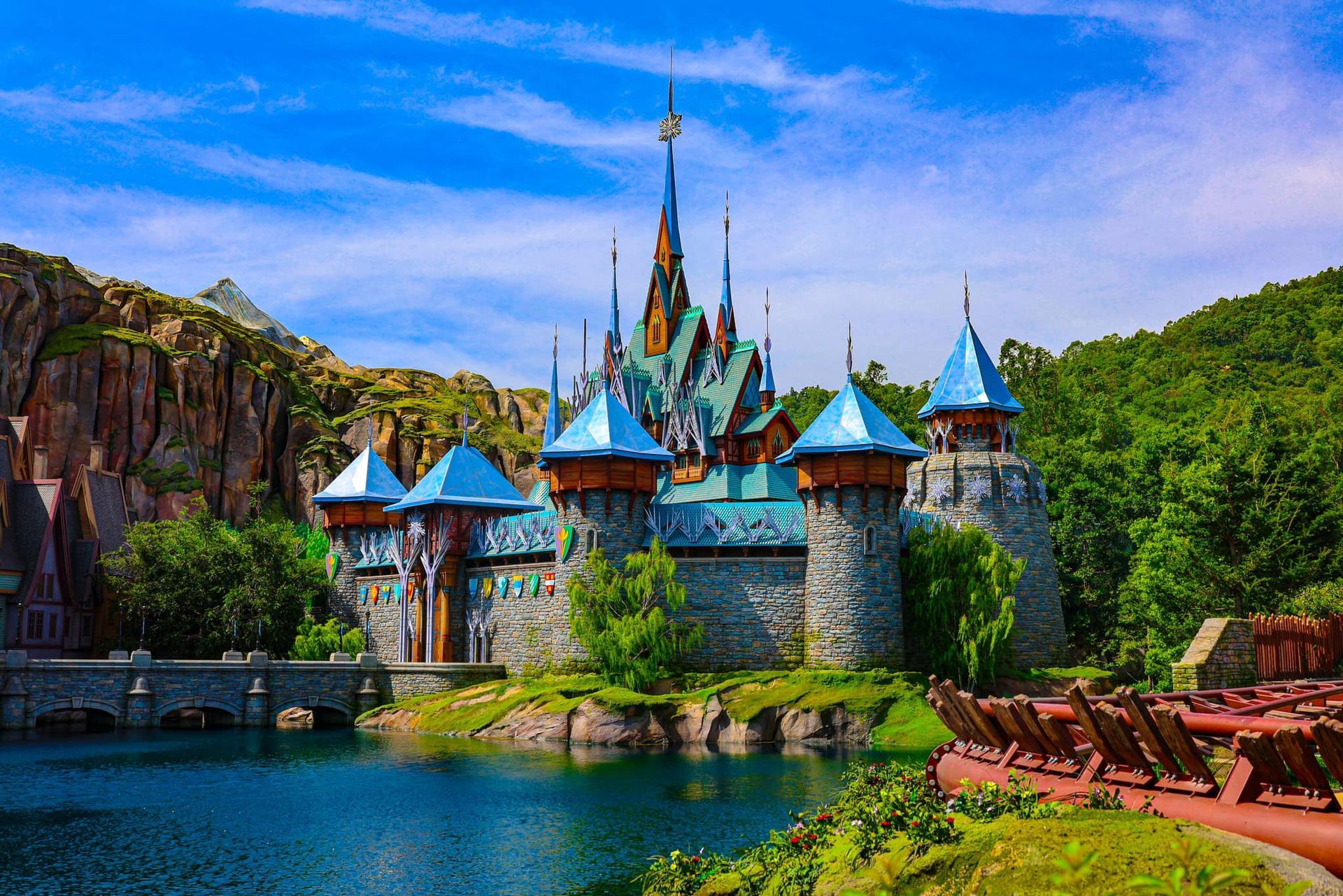 There is a castle in the middle of a lake surrounded by trees.