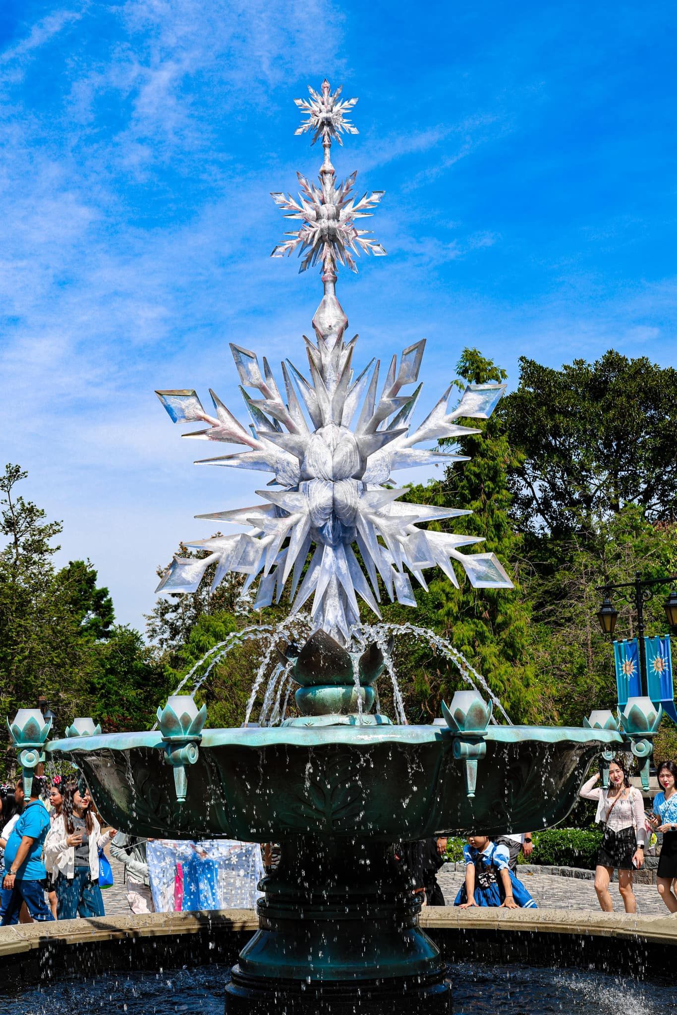 A fountain with a snowflake on top of it