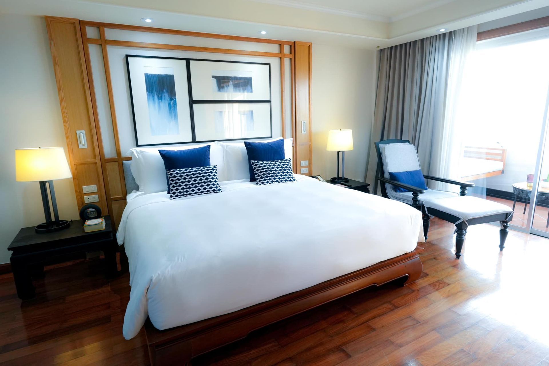 There is a large bed in the middle of the room in Avani Hotel, Pattaya.