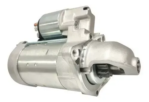Um close de um motor de partida em um fundo branco.