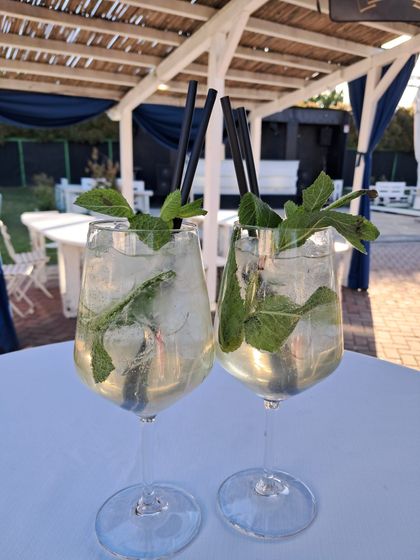 Esterno moderno di BOHEMIA al tramonto con ingresso accogliente e atmosfera elegante.