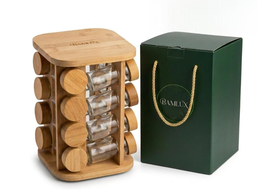 Houten theezakjeshouder met doorzichtige vakjes naast een donkergroene cadeauverpakking met touw als handvat