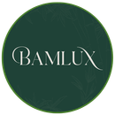 Bamlux-logo in wit seriflettertype op een donkergroene ronde achtergrond met een dunne groene rand
