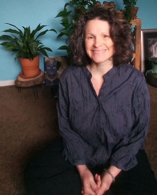 Dr. Elyssa Bourke is a Chiropractor and Yoga Instructor