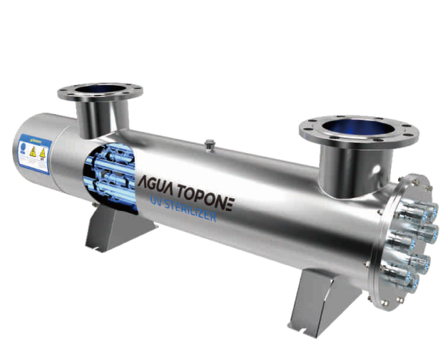 UV-watersterilisator, cilindrisch apparaat van roestvrij staal, met blauw licht dat de binnenkant en pijpflenzen verlicht.