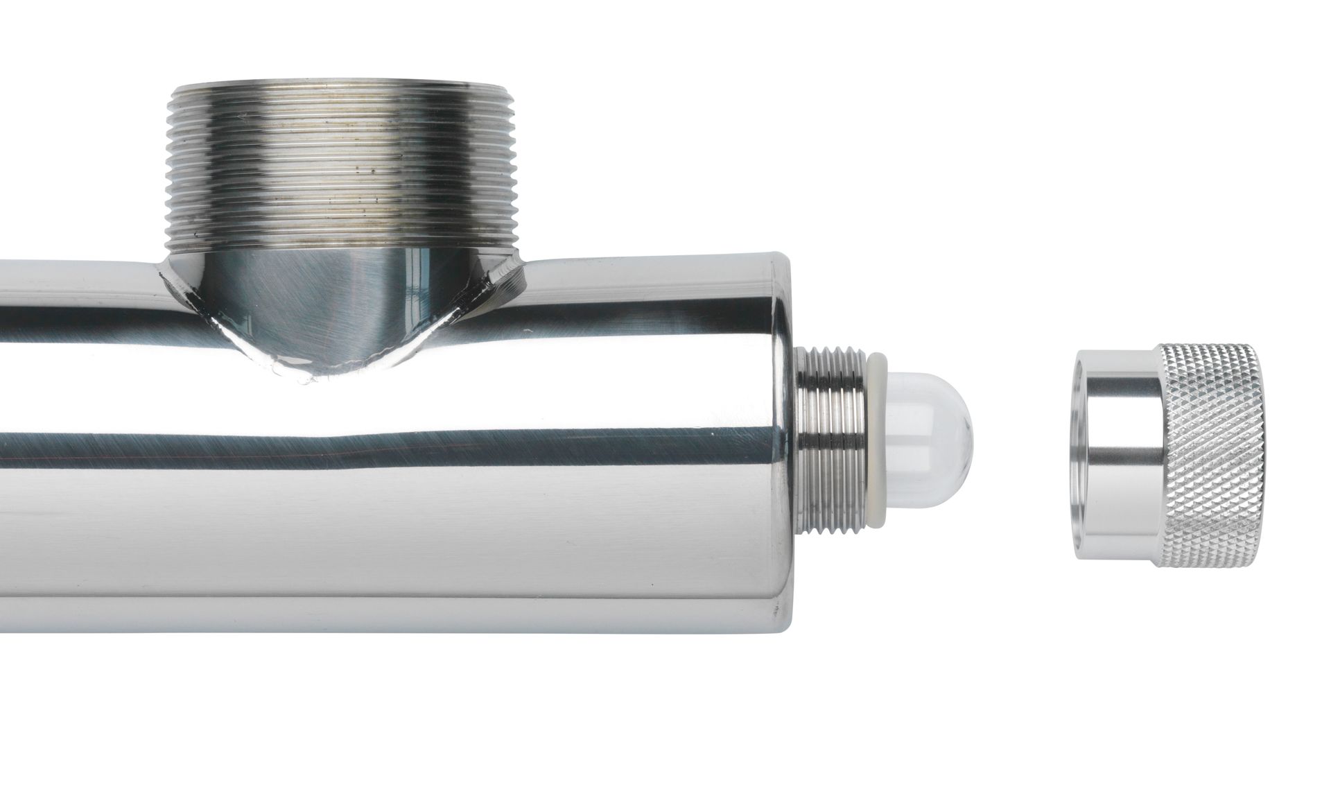 Een glanzend metalen waterfilteronderdeel met een bevestigde aansluiting en verwijderbare dop.