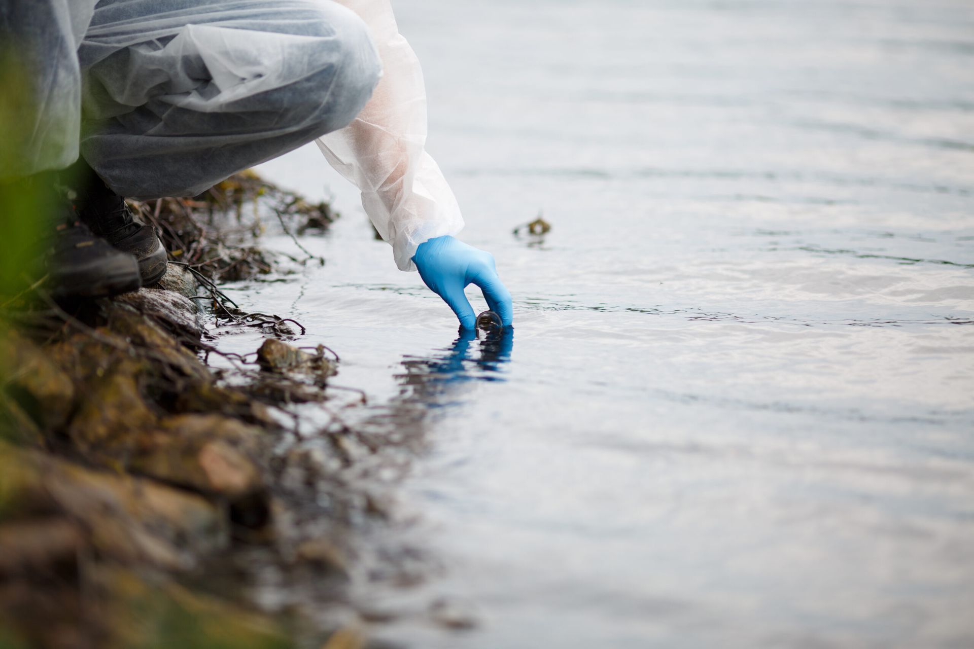 Monsterafname rivierwater / PFAS in rivierwater oplossingen
