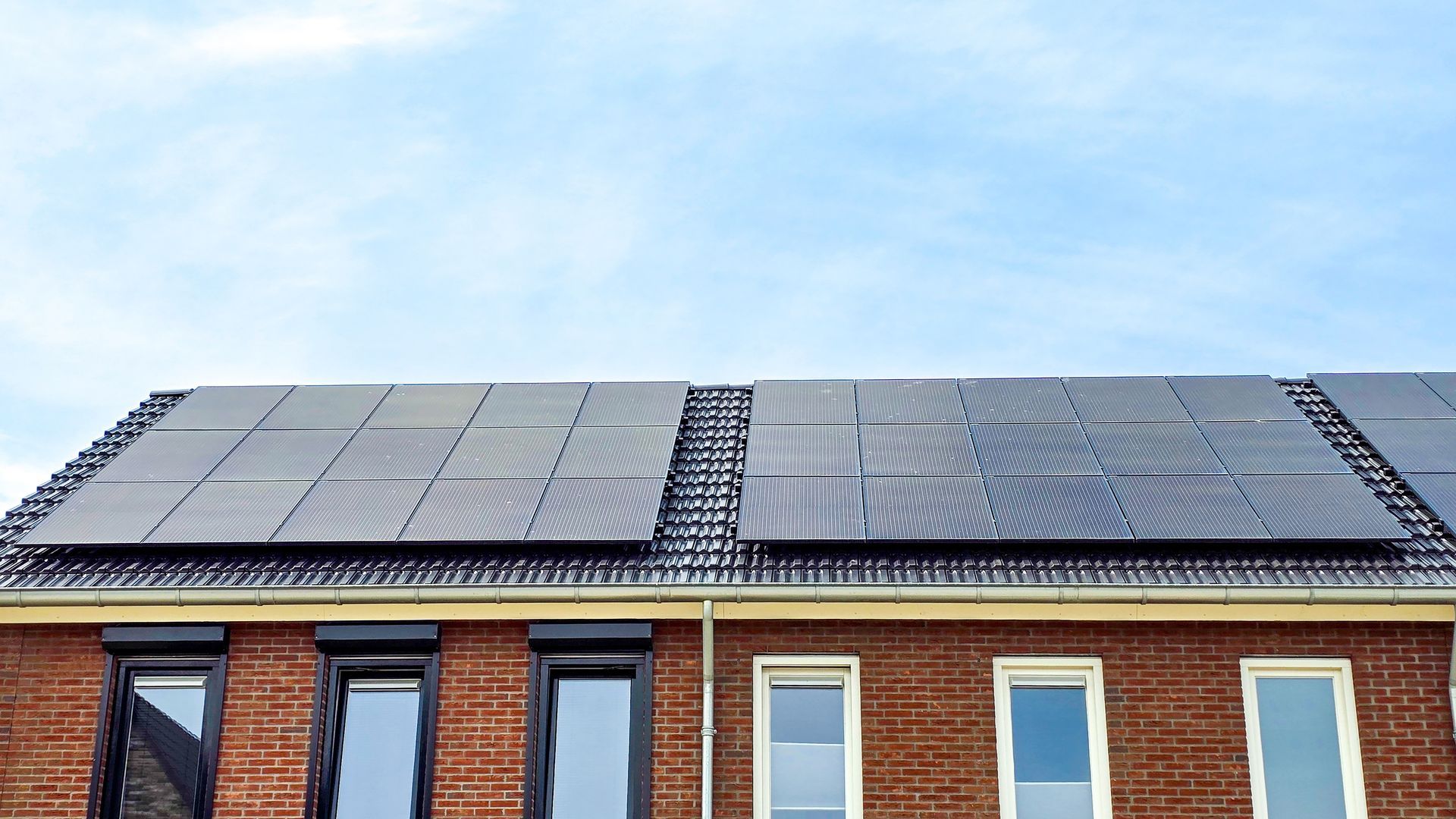 Zonnepanelen op een dak