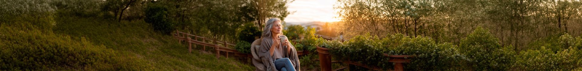 Mulher entre 50 e 65 anos, expressão serena, representando saúde feminina na menopausa