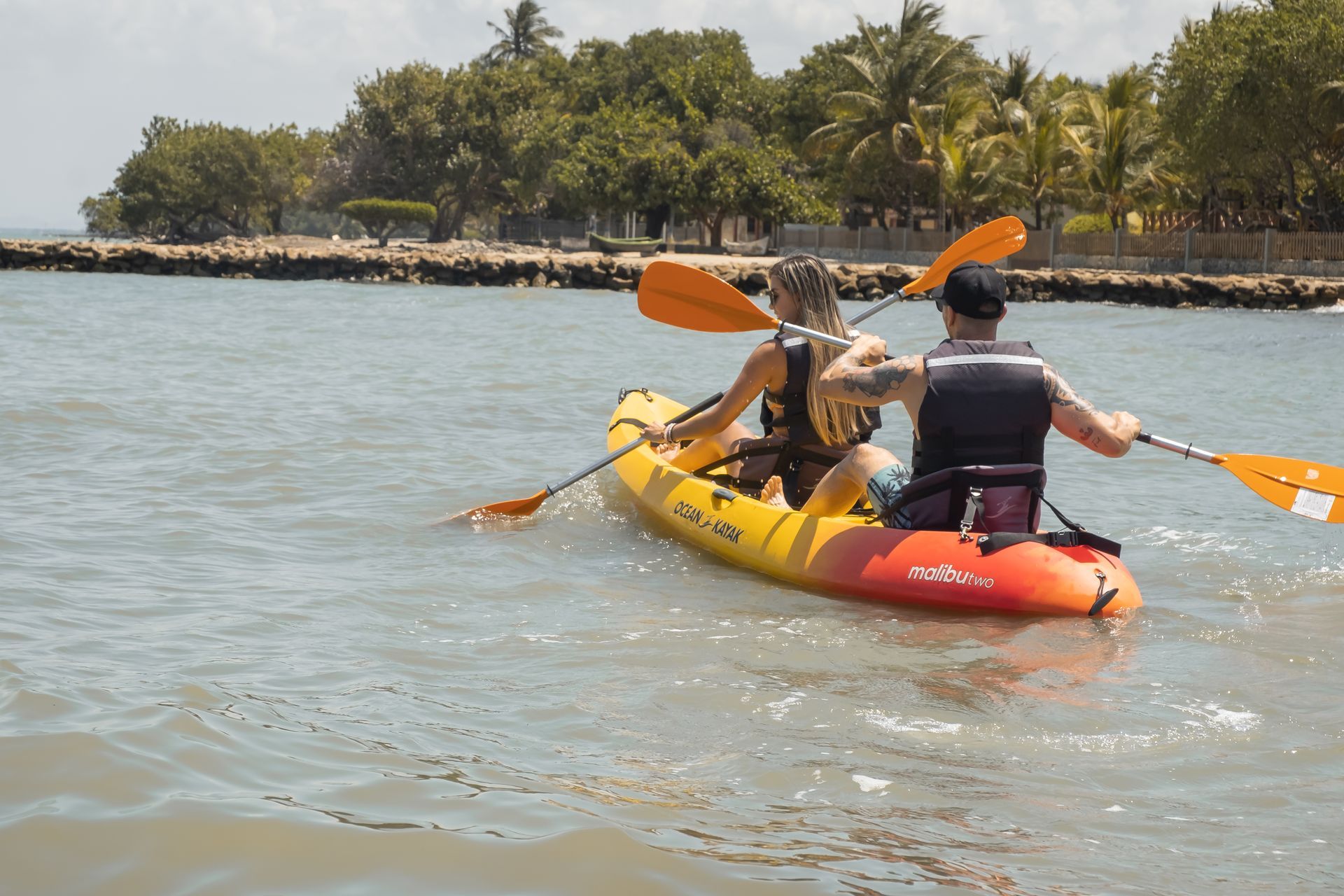 Water activity near hotels in San Antero, a recreational experience offered by Hotel Aimarawa.