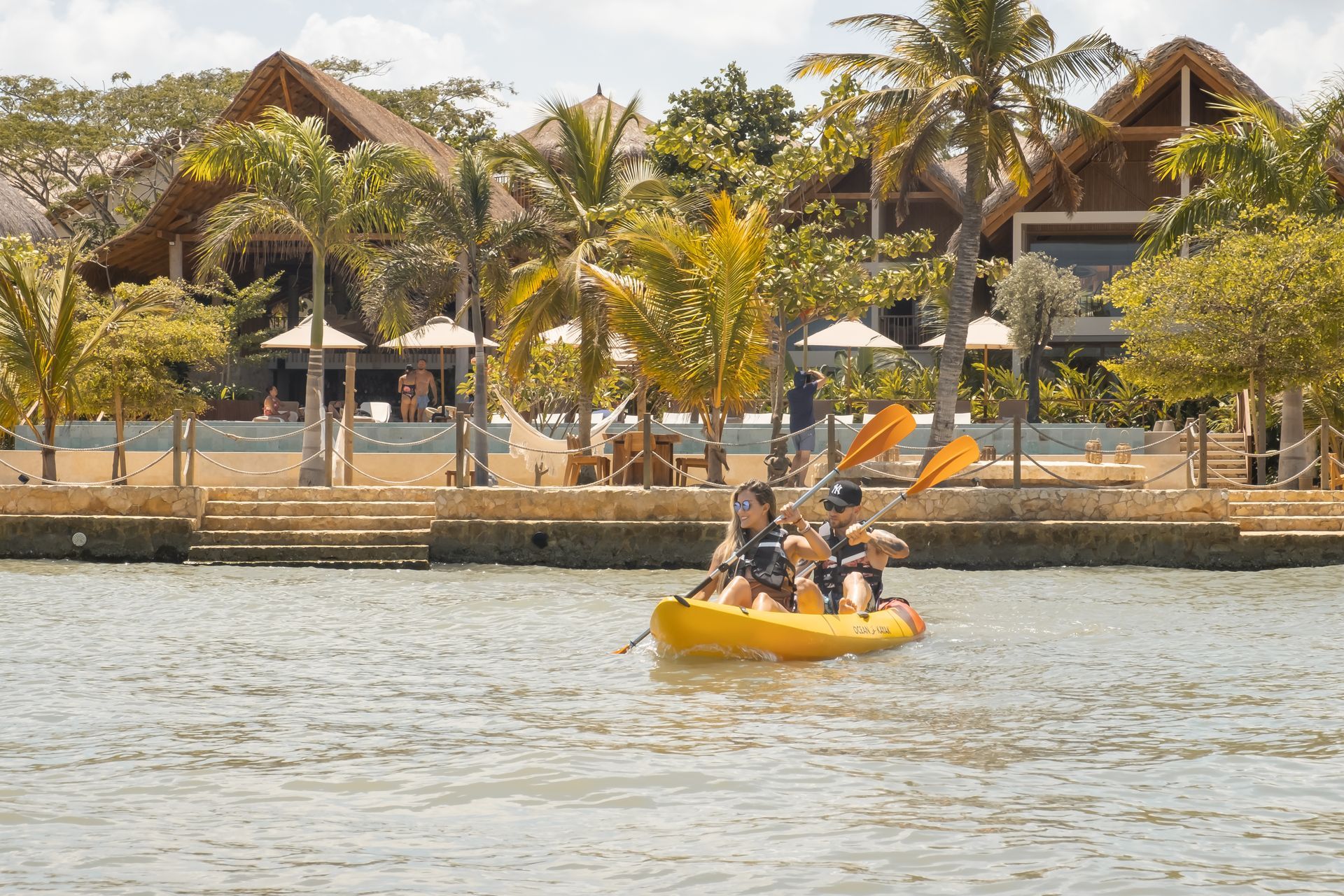 Water activity near hotels in San Antero, a recreational experience offered by Hotel Aimarawa.