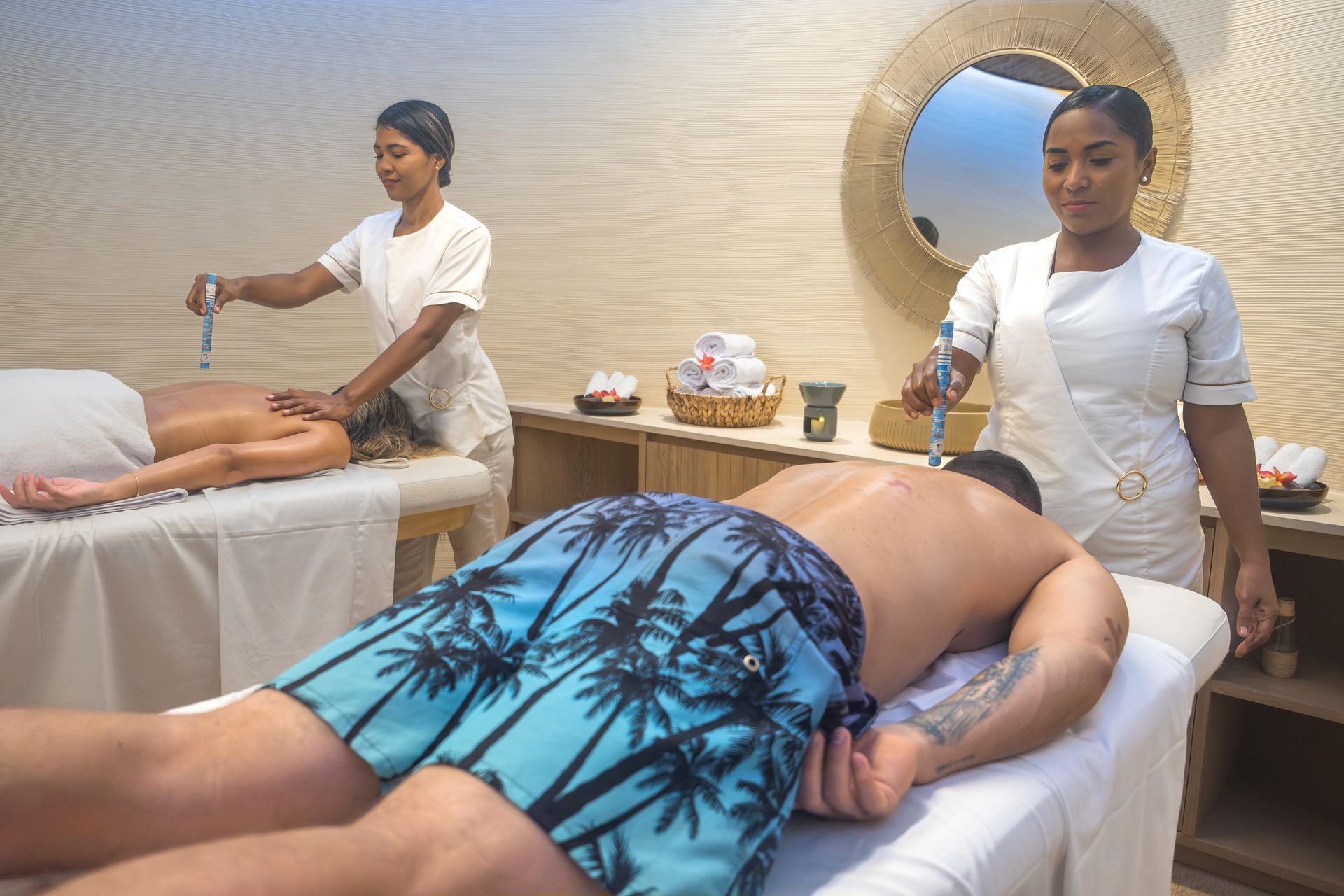hoteles con spa en san antero con masaje en camilla, terapeuta y ambiente de bienestar en Aimarawa.