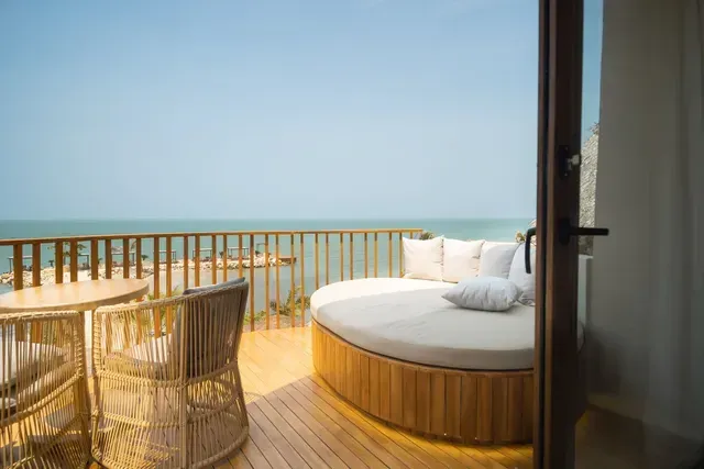 Terraço privativo do Hotel Aimarawa em San Antero com cama redonda, mesa e vista para o mar do Caribe.