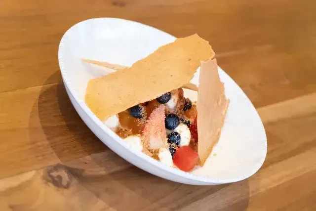 Postre gourmet con frutos rojos y crocante artesanal en Guadua restaurante del Hotel Aimarawa San Antero Córdoba.