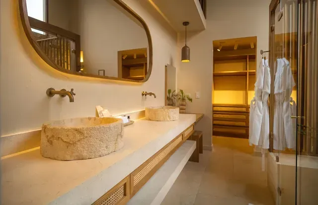 Baño con tina y lavamanos en piedra dentro de cabañas del Hotel Aimarawa en Punta Bolivar San Antero.