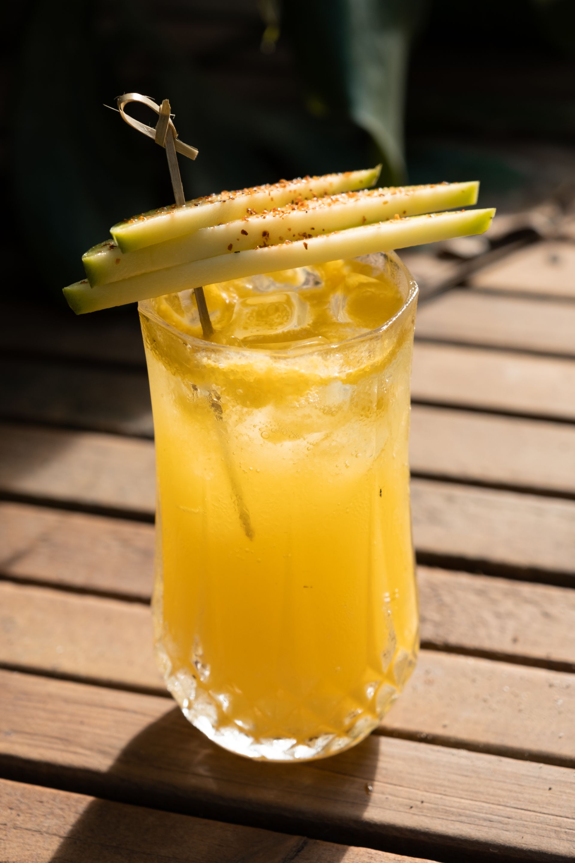 Tropical drink with ice and green fruit at Ara Macao Bar in Hotel Aimarawa, accommodation in San Antero, Córdoba.