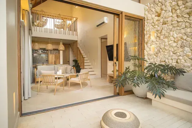 Habitación de Aimarawa, hotel en San Antero, con sala, terraza y diseño en madera natural.