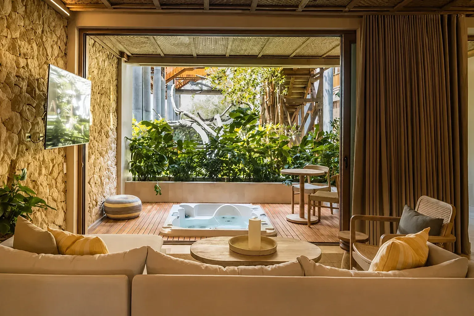 hotel en san antero córdoba, con tina integrada, mobiliario en madera y conexión visual con la vegetación tropical