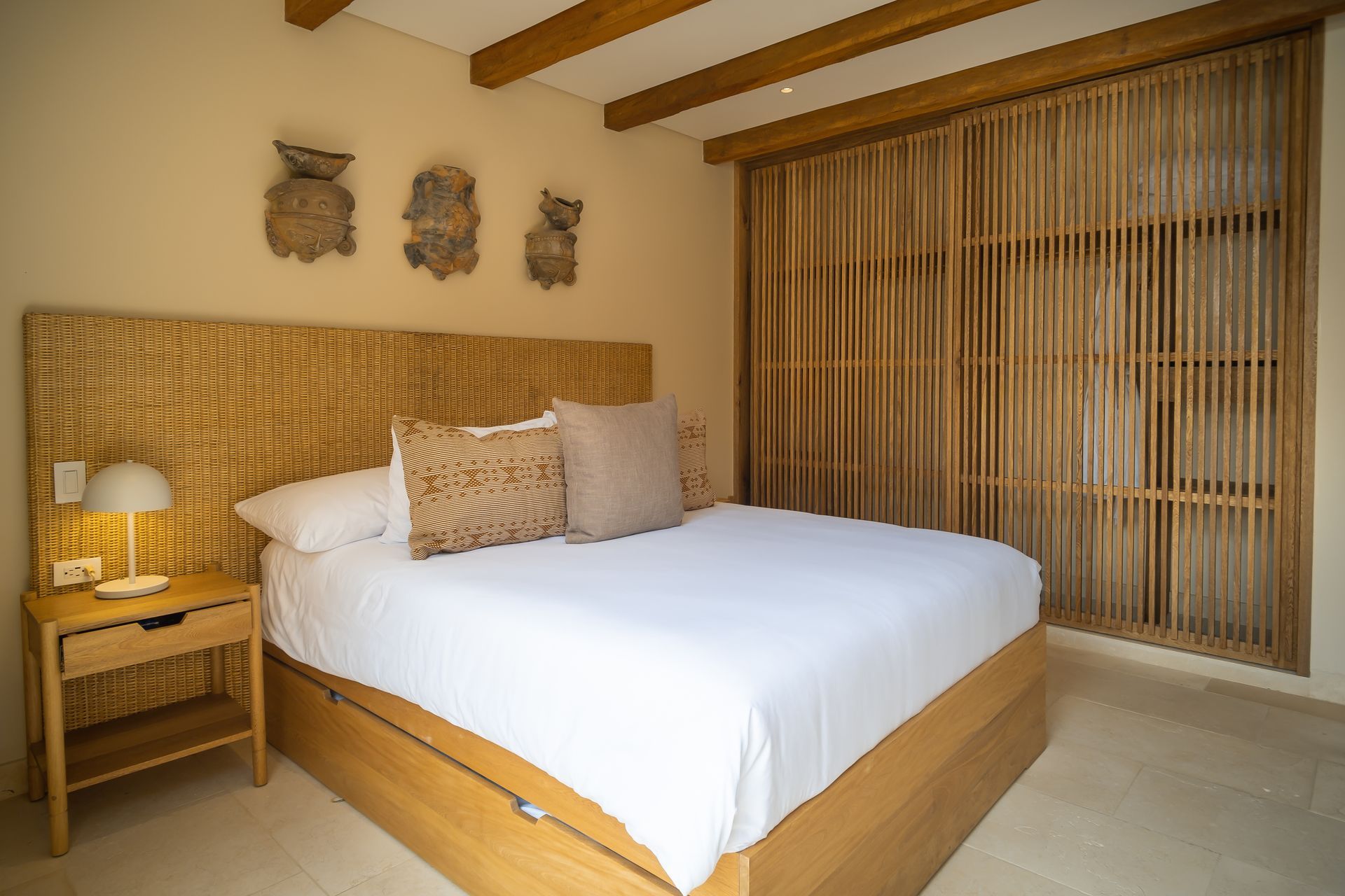 Hotel in San Antero, Córdoba with the Amaité room, featuring a spacious bed, natural wood, and light textiles.
