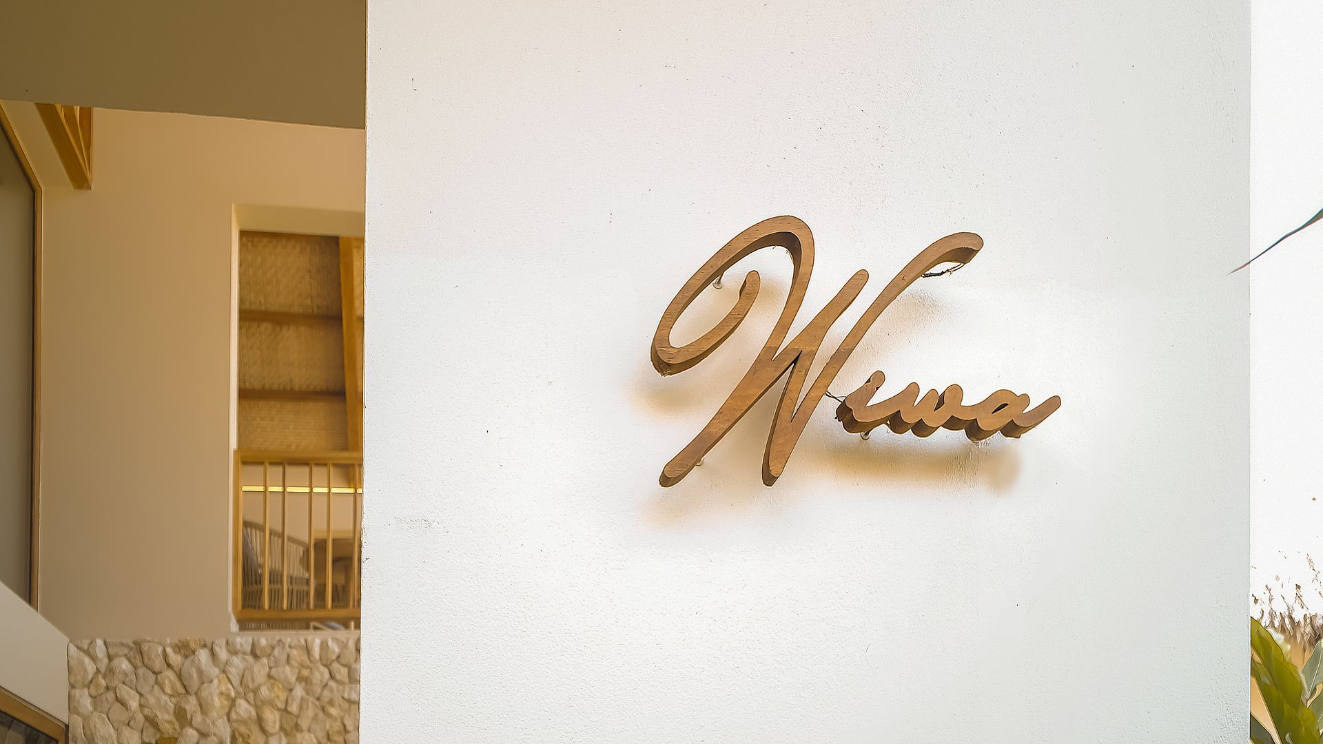 Wiwa cabin sign at a hotel in San Antero, Córdoba, displayed on a light-colored wall.
