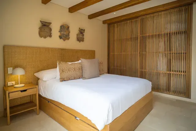 habitación de aimarawa, hotel en san antero córdoba, con ambiente cálido, cama doble y armario en madera
