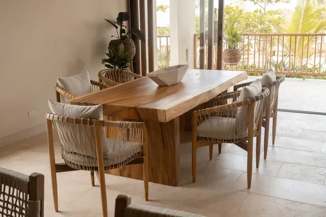 comedor en cabaña en San Antero con mesa de madera y vista a terraza natural