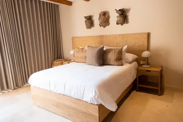 Habitación de Aimarawa, uno de los hoteles en San Antero, con cama king y decoración artesanal.