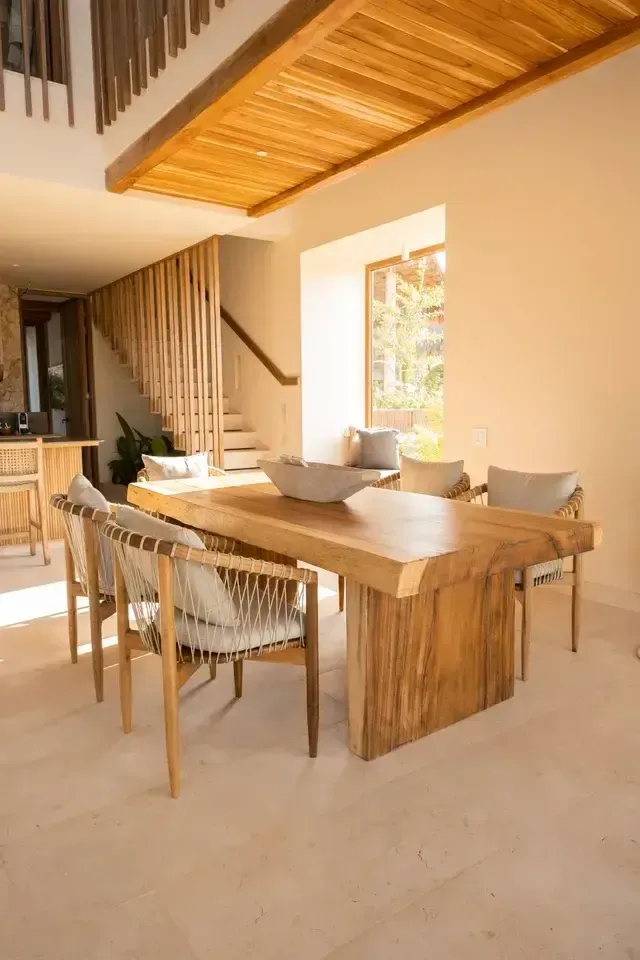 Comedor en alojamiento en san antero de Hotel Aimarawa, con mesa de madera, sillas y luz natural.