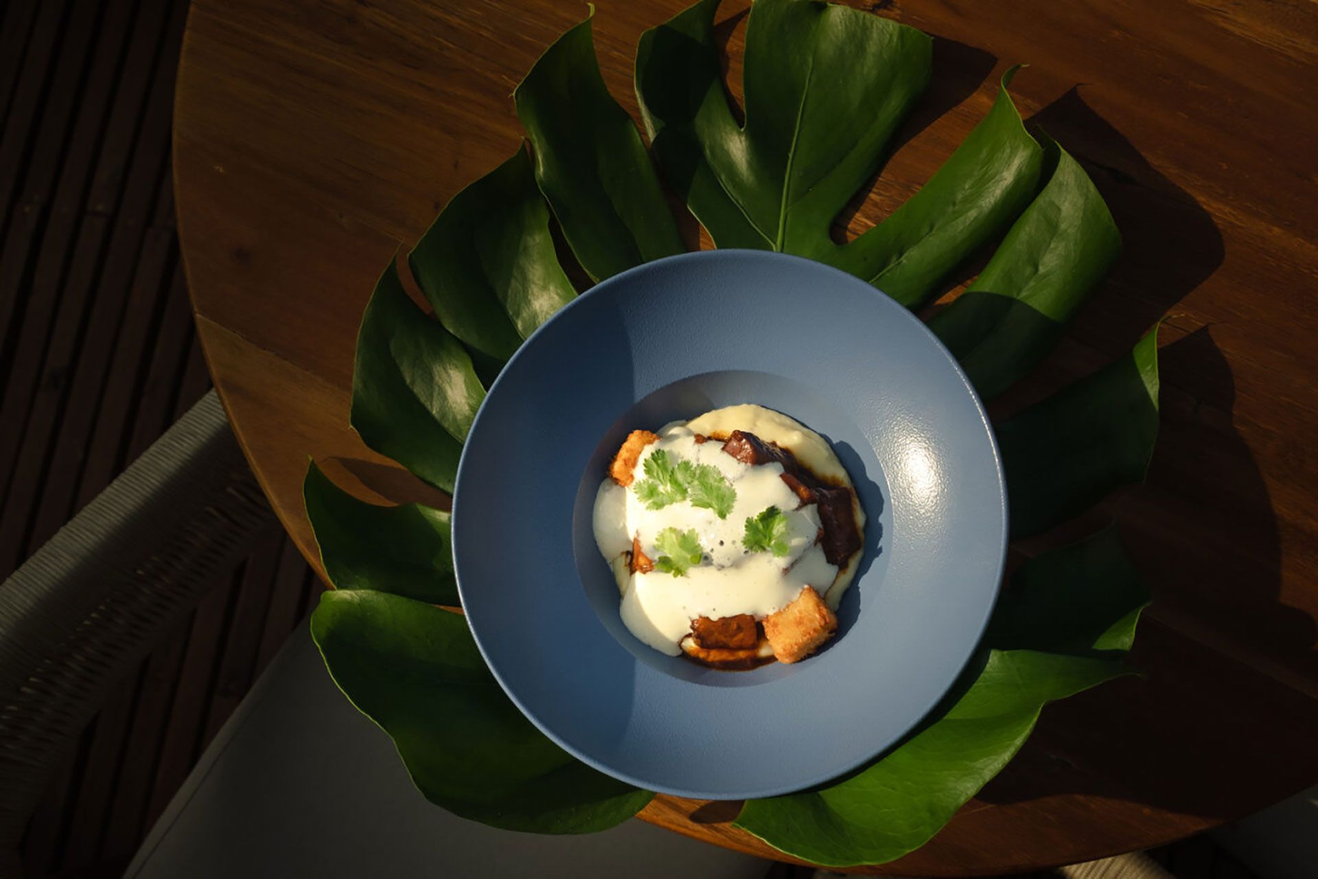 Caribbean dish served on a tropical leaf at Aimarawa, showcasing Colombian Caribbean cuisine.