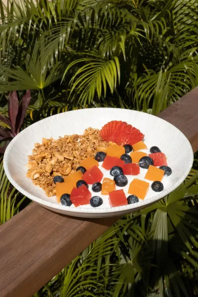 Bowl de yogur con granola, papaya, arándanos y toronja en Hotel Aimarawa San Antero.