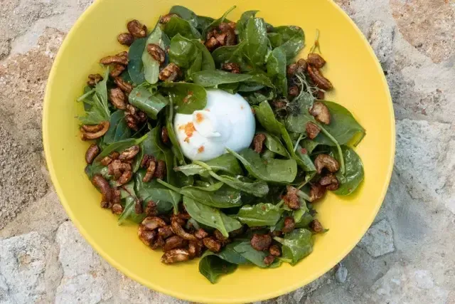 Ensalada con burrata, espinaca y nueces en restaurante del Hotel Aimarawa Punta Bolívar San Antero.