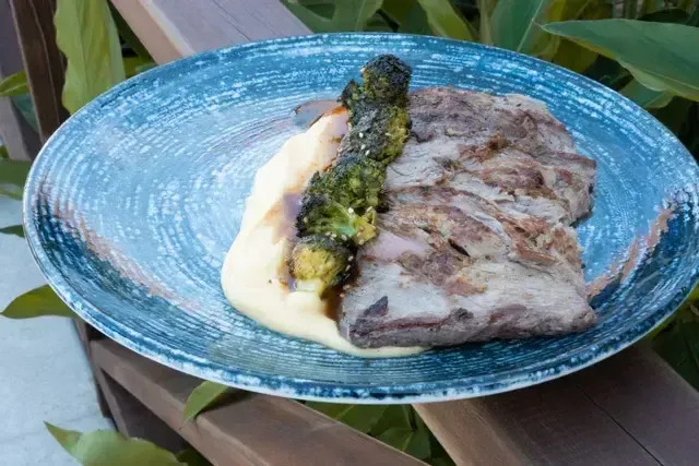 Entraña Angus con puré y vegetales al grill en restaurante del Hotel Aimarawa San Antero.