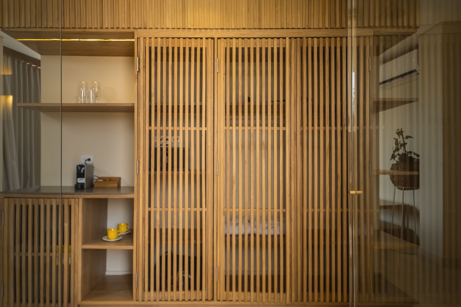 Wooden closet in an Aimarawa room, lodging in San Antero, Colombia, with shelves and functional design.