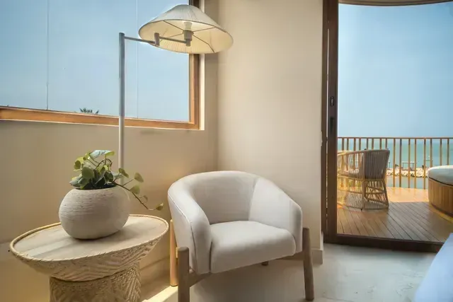 habitación en hotel en san antero córdoba, con cama principal, iluminación cálida y una atmósfera tranquila.