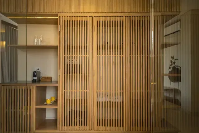 Clóset de madera en habitación de Aimarawa, alojamiento en san antero córdoba, con repisas y diseño funcional.