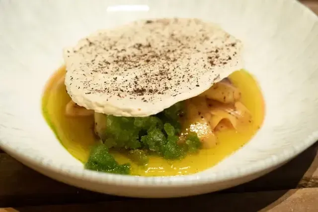 Postre gourmet con salsa amarilla y lámina crujiente en Guadua restaurante en san antero del Hotel Aimarawa