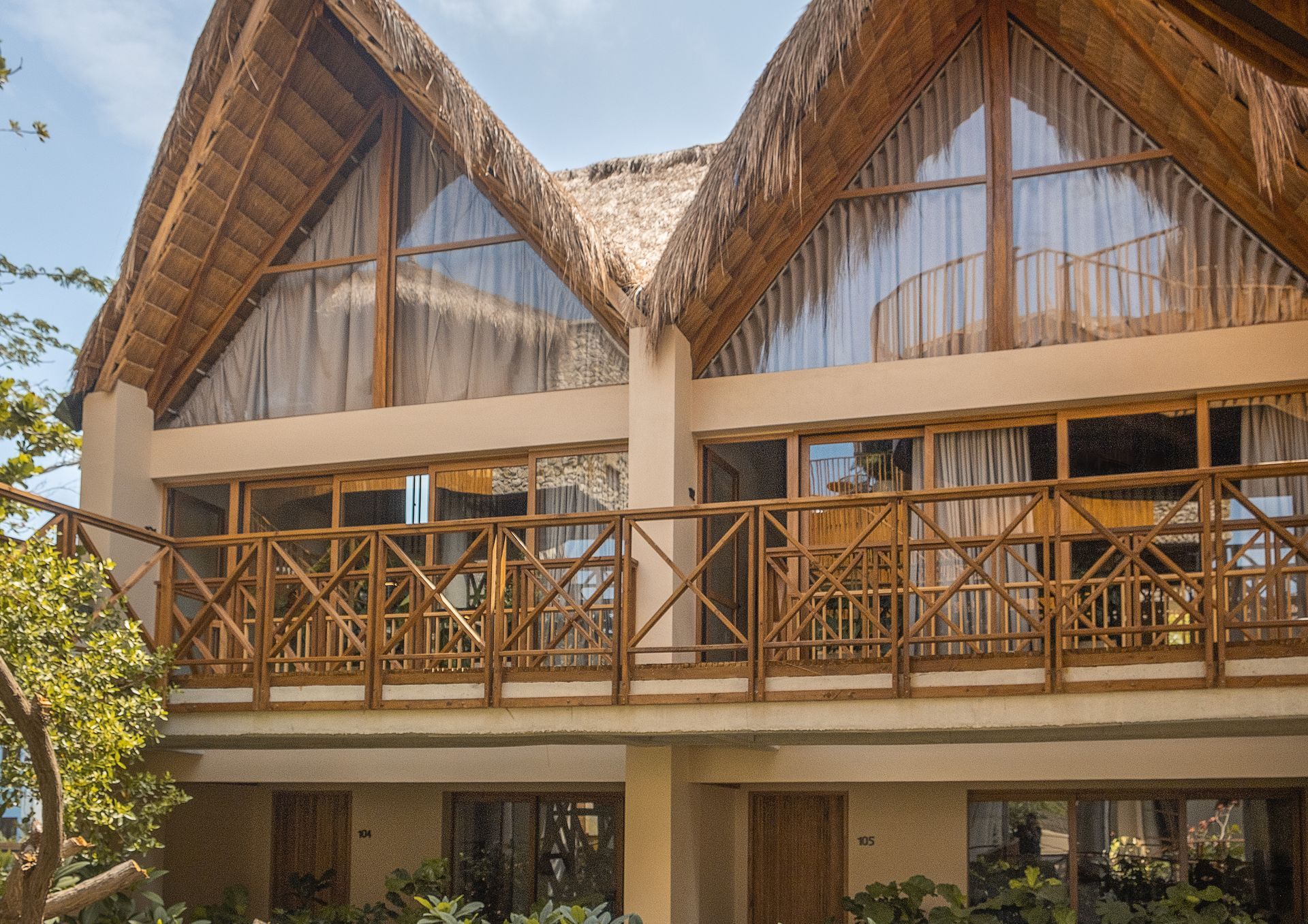 Aimarawa façade, hotels in San Antero, with wooden balconies, palm roofs, and tropical architecture.