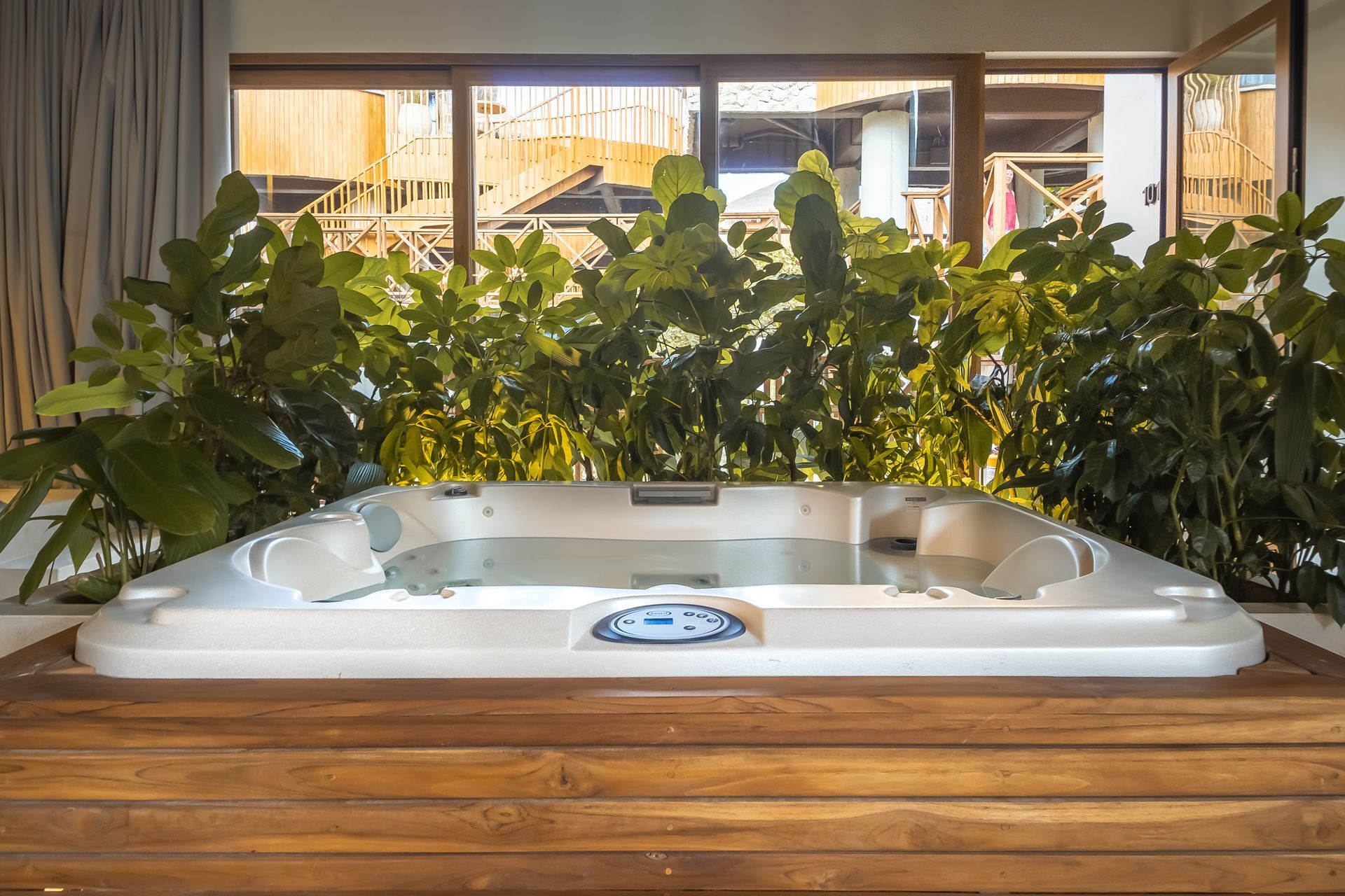 Oceanfront lodging in San Antero, Colombia, with an outdoor tub, wood details, and tropical greenery.