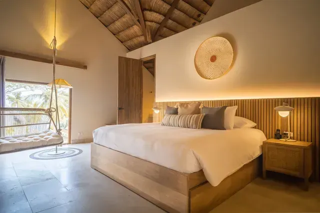 alojamiento en san antero con cama amplia, techo de palma, madera natural y luz cálida en loft Wualá.