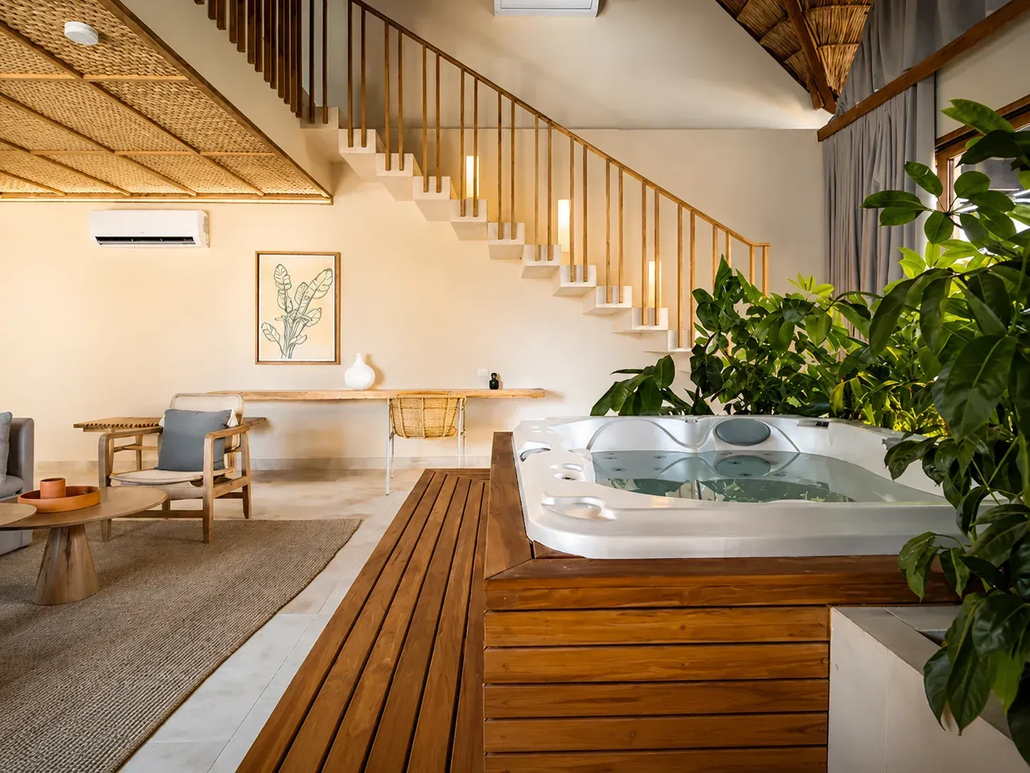 hotel en san antero córdoba con tina interior, escalera, plantas y sala de descanso en madera.