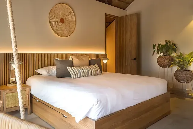 hoteles en san antero Córdoba Colombia con cama amplia, luz cálida, madera y detalle artesanal.