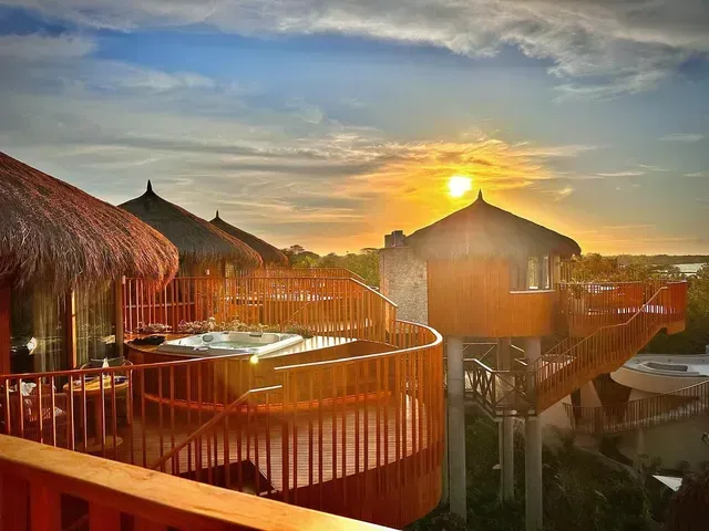 Aimarawa, hotel frente al mar en San Antero con cabañas, terraza de madera y atardecer sobre el Caribe.