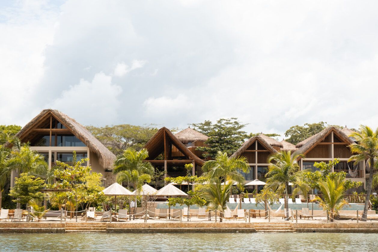 Aimarawa, among hotels in San Antero, with thatched-roof cabins and tropical greenery.