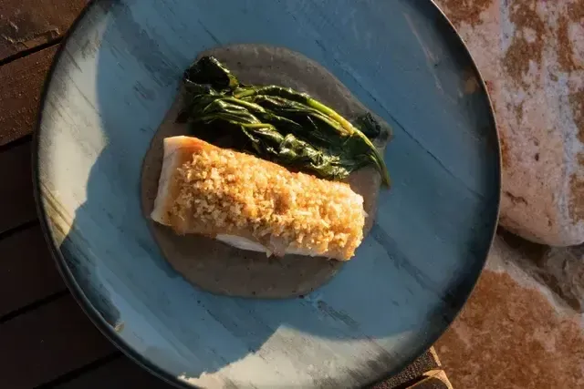 Filete de pescado con vegetales en plato azul de Guadua restaurante del Hotel Aimarawa en San Antero.