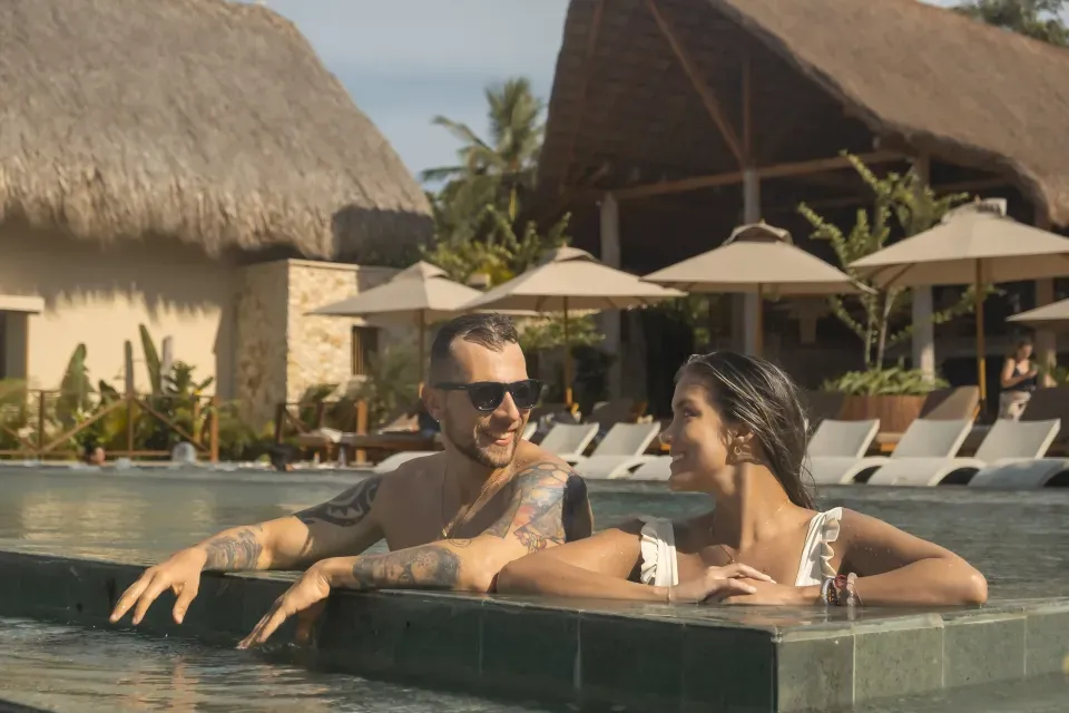 Couple enjoying Aimarawa, a hotel with pool in San Antero, perfect for a romantic getaway.