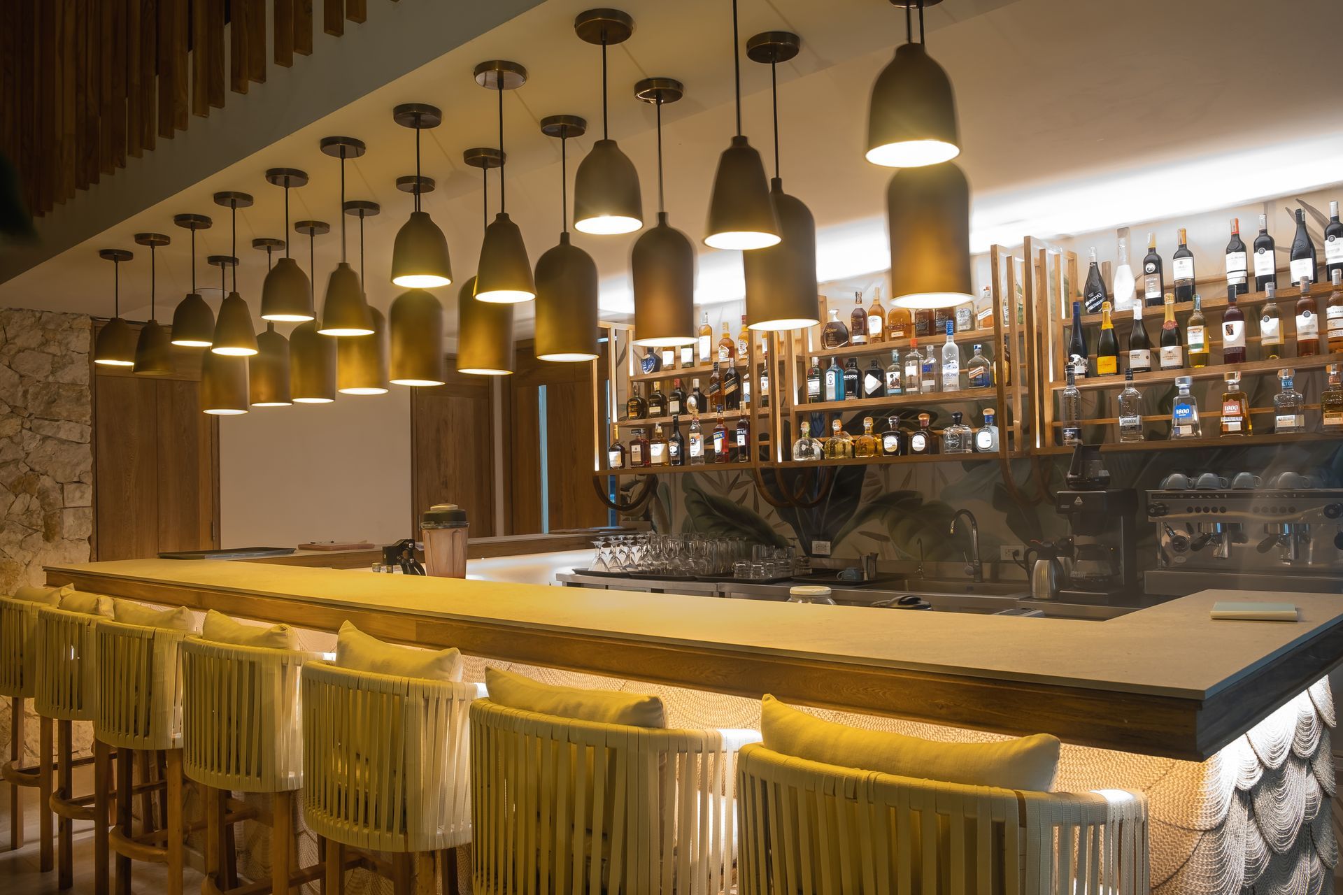 Bar Ara Macao no Aimarawa hotel em San Antero Córdoba, com balcão de madeira, bebidas e iluminação aconchegante.